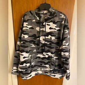 New with tags ladies black & white camo hoodie by Splash Sport, size 3X